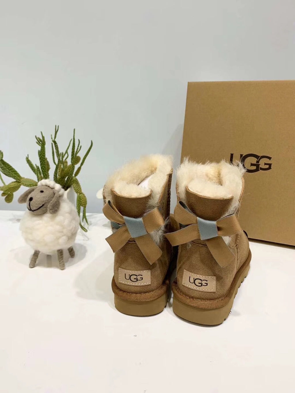 Chestnut Bow Glitter Winter Shoes – Mukoshi Featured Style